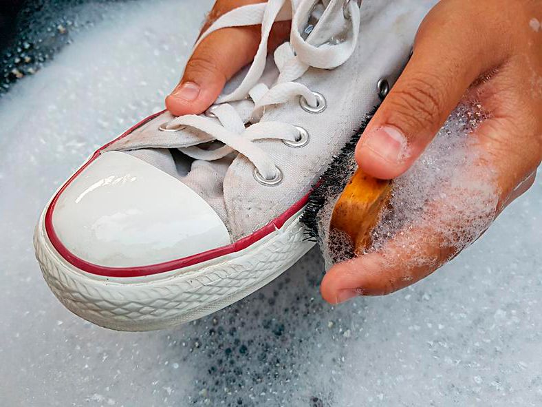 Как почистить светлую обувь
