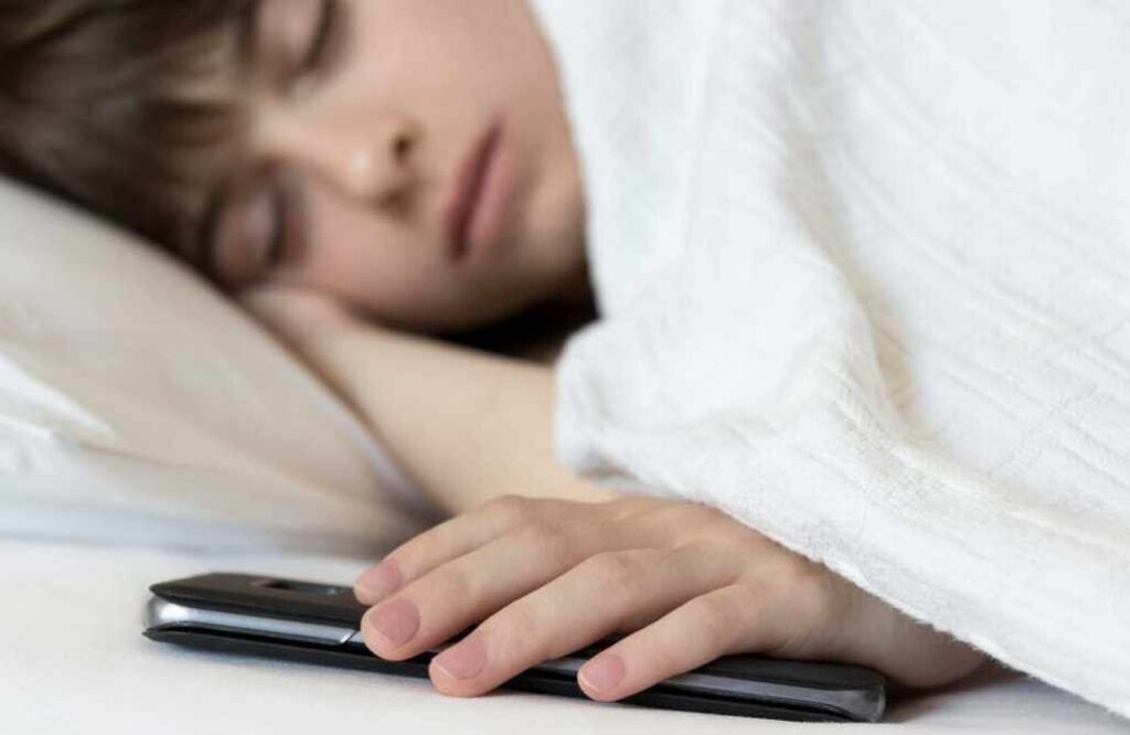 3 причины не спать с телефоном в постели