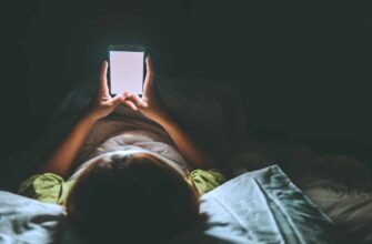 3 причины не спать с телефоном в постели