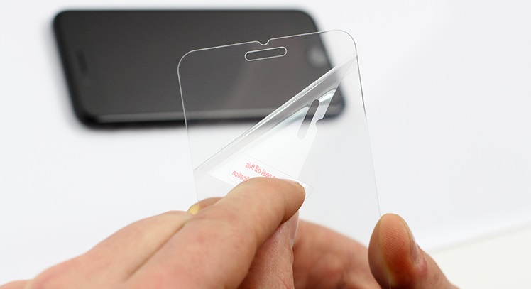 Как наклеить защитное стекло на телефон — фото
