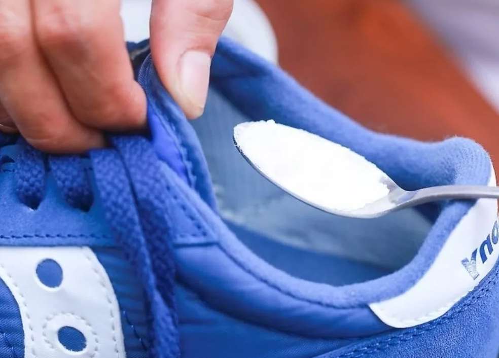 Как можно избавиться от неприятного запаха обуви?